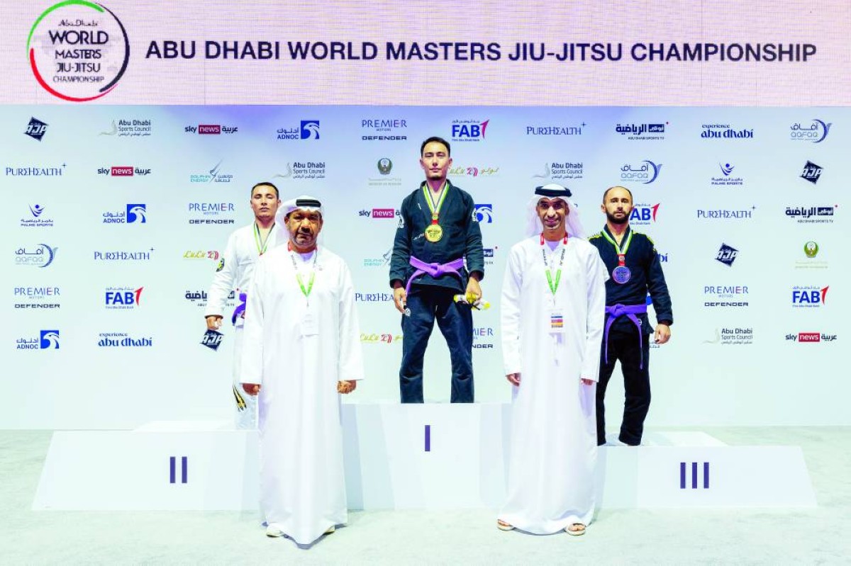 ﺛﺎﻧﻲ اﻟﺰﻳﻮدي خلال مراسم التتويج بحضور محمد الظاهري