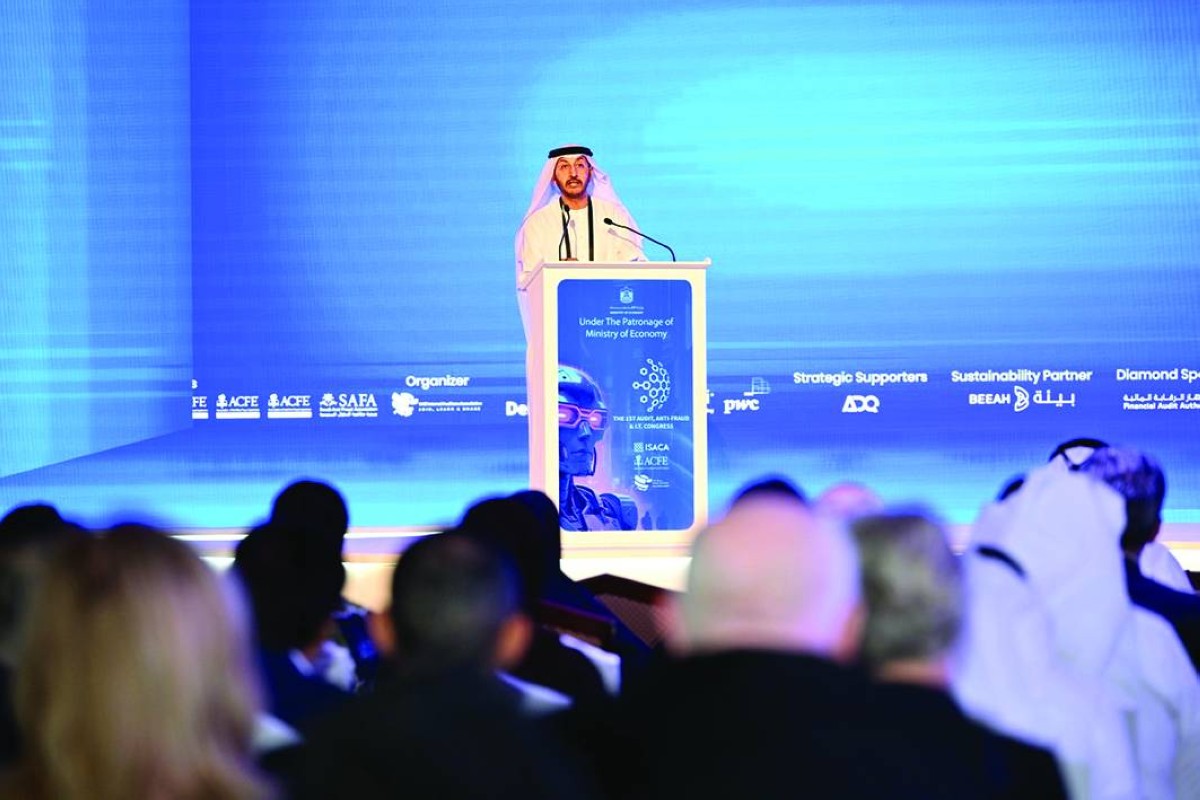 عبدالله آل صالح خلال إلقاء كلمته