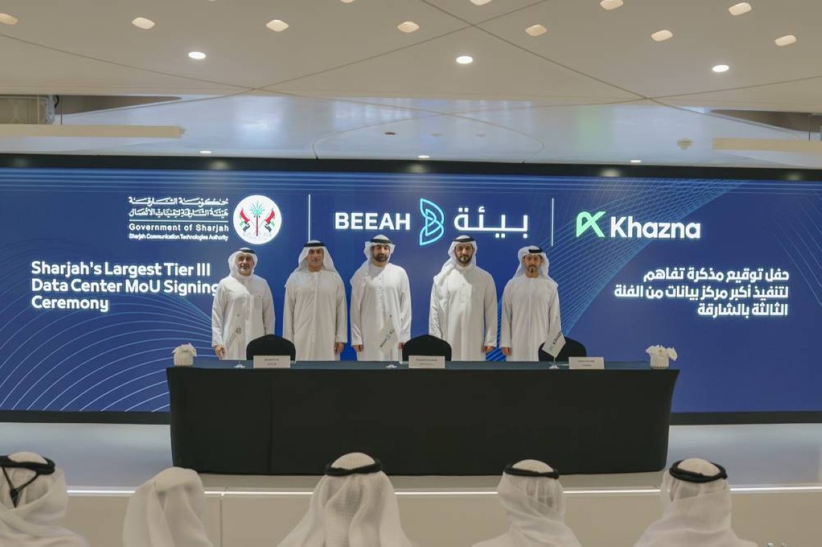 سلطان بن أحمد خلال مراسم التوقيع بحضور خالد الحريمل وحسن النقبي وراشد آل علي