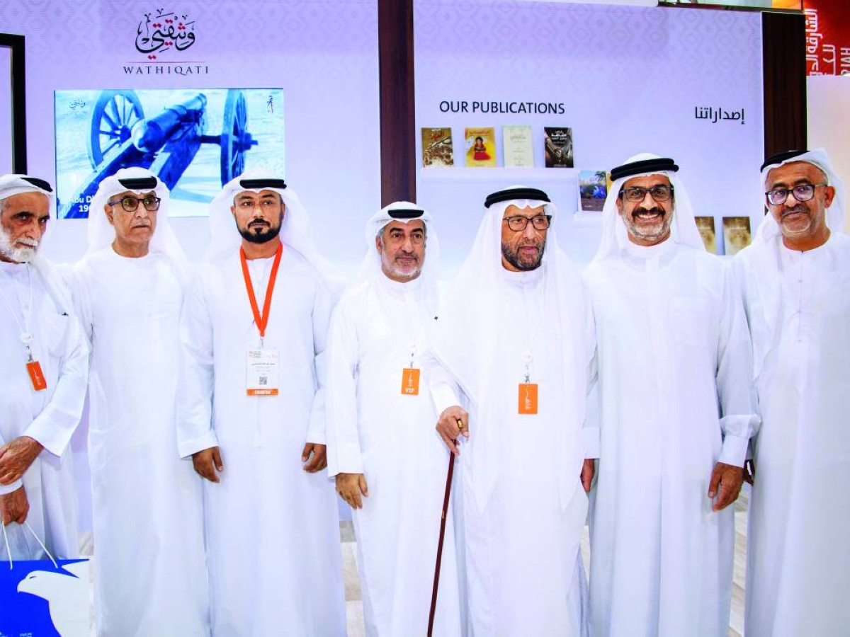 عبدالله بن دلموك خلال زيارة المعرض