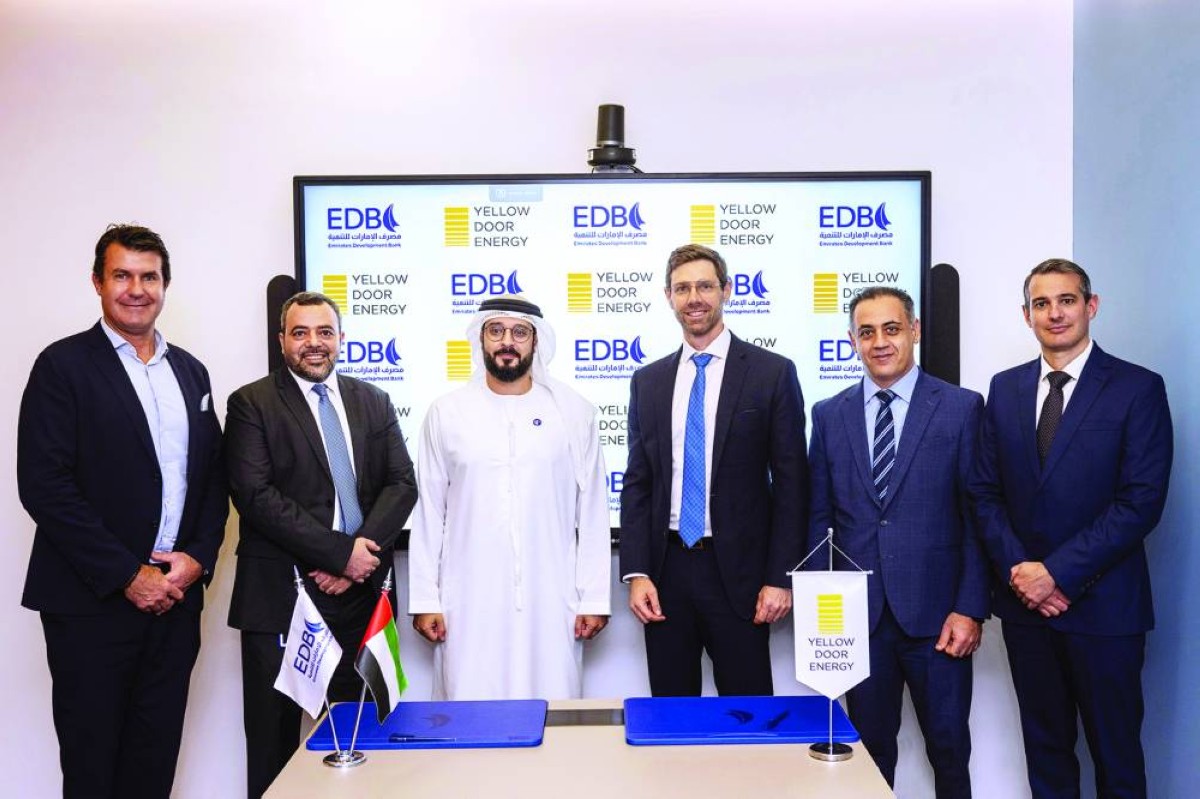 أحمد النقبي خلال توقيع الاتفاقية بين «الإمارات للتنمية» و«Yellow Door Energy»
