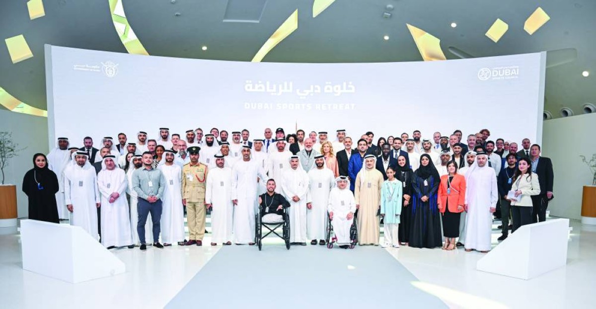 خلفان بلهول وسعيد حارب يتوسطان المشاركين في خلوة دبي للرياضة  