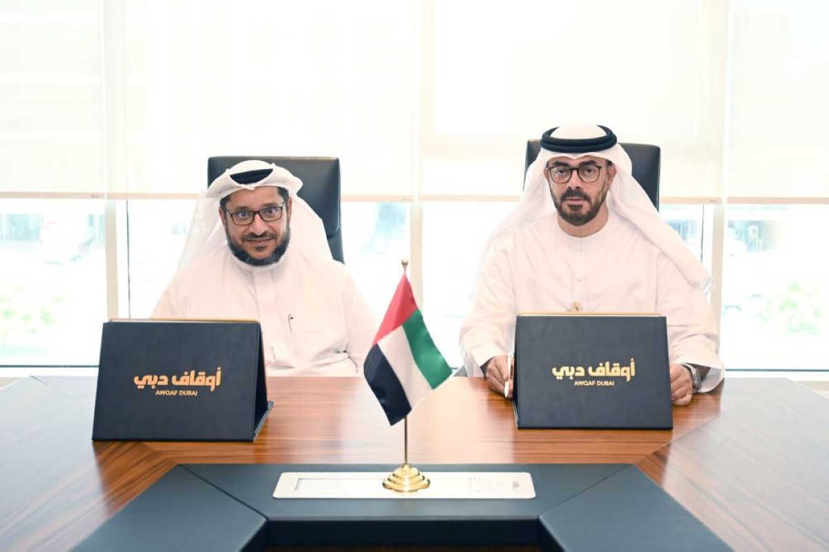 خالد آل ثاني وإبراهيم اليعربي خلال توقيع اتفاقية الشراكة