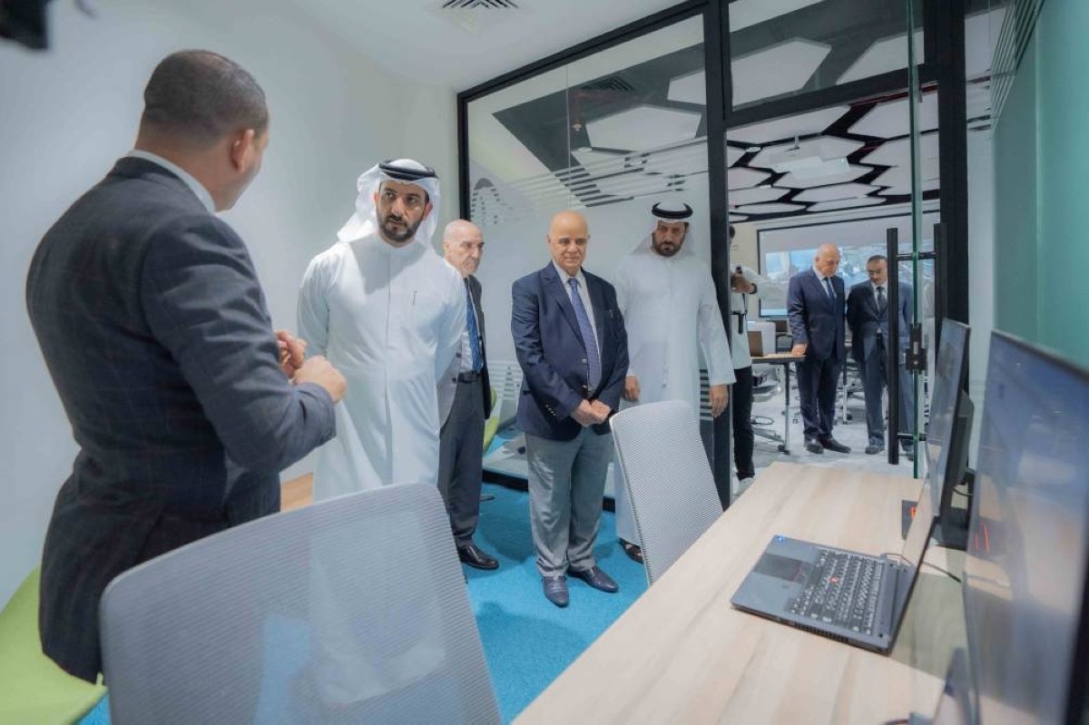 سلطان بن أحمد خلال زيارة معهد البحوث