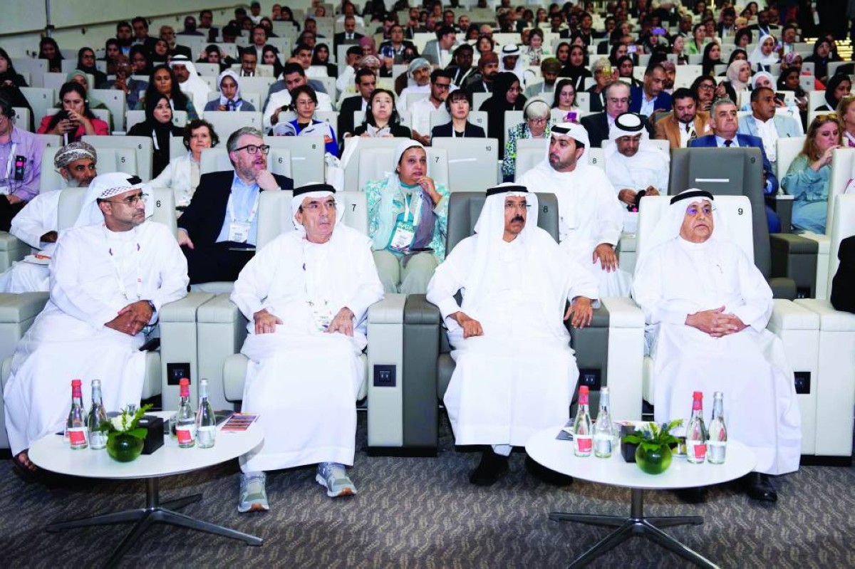 زكي نسيبة ومحمد المر والحضور