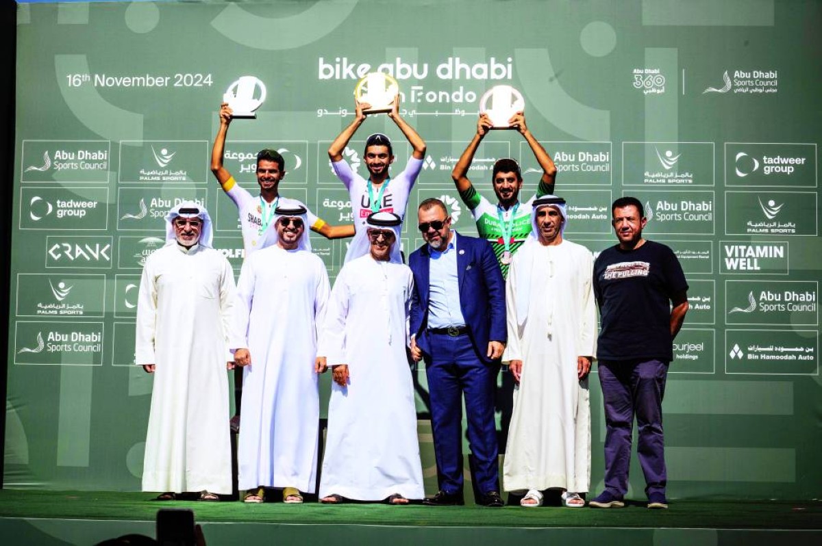 جانب من تتويج أصحاب المراكز الثلاثة الأولى في سباق الرجال