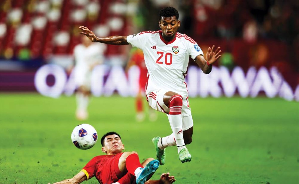 يحيى الغساني لاعب منتخبنا خلال مروره من مدافع قيرغيزستان