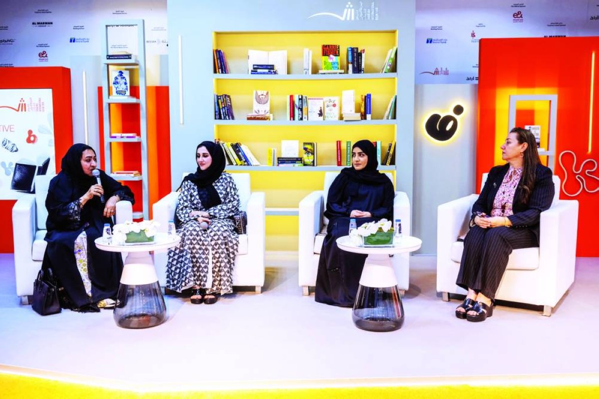 الأديبات المشاركات خلال الجلسة