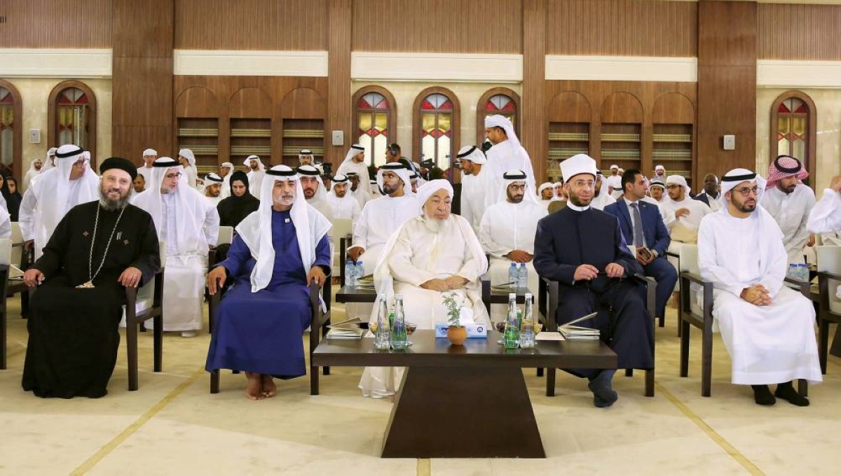 نهيان بن مبارك خلال الفعالية بحضور عبدالله بن بيه وأسامة الأزهري وعمر الدرعي