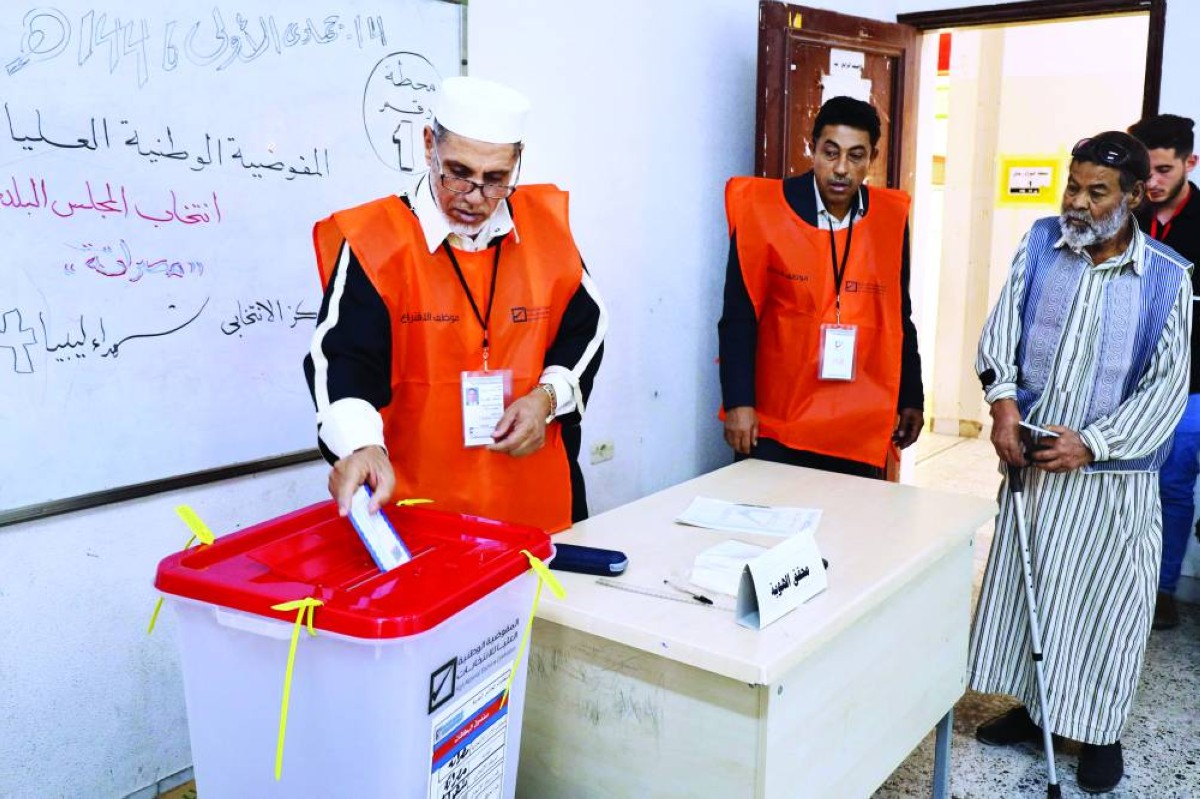 ليبيون يدلون بأصواتهم في الانتخابات البلدية بأحد مراكز الاقتراع في مصراتة