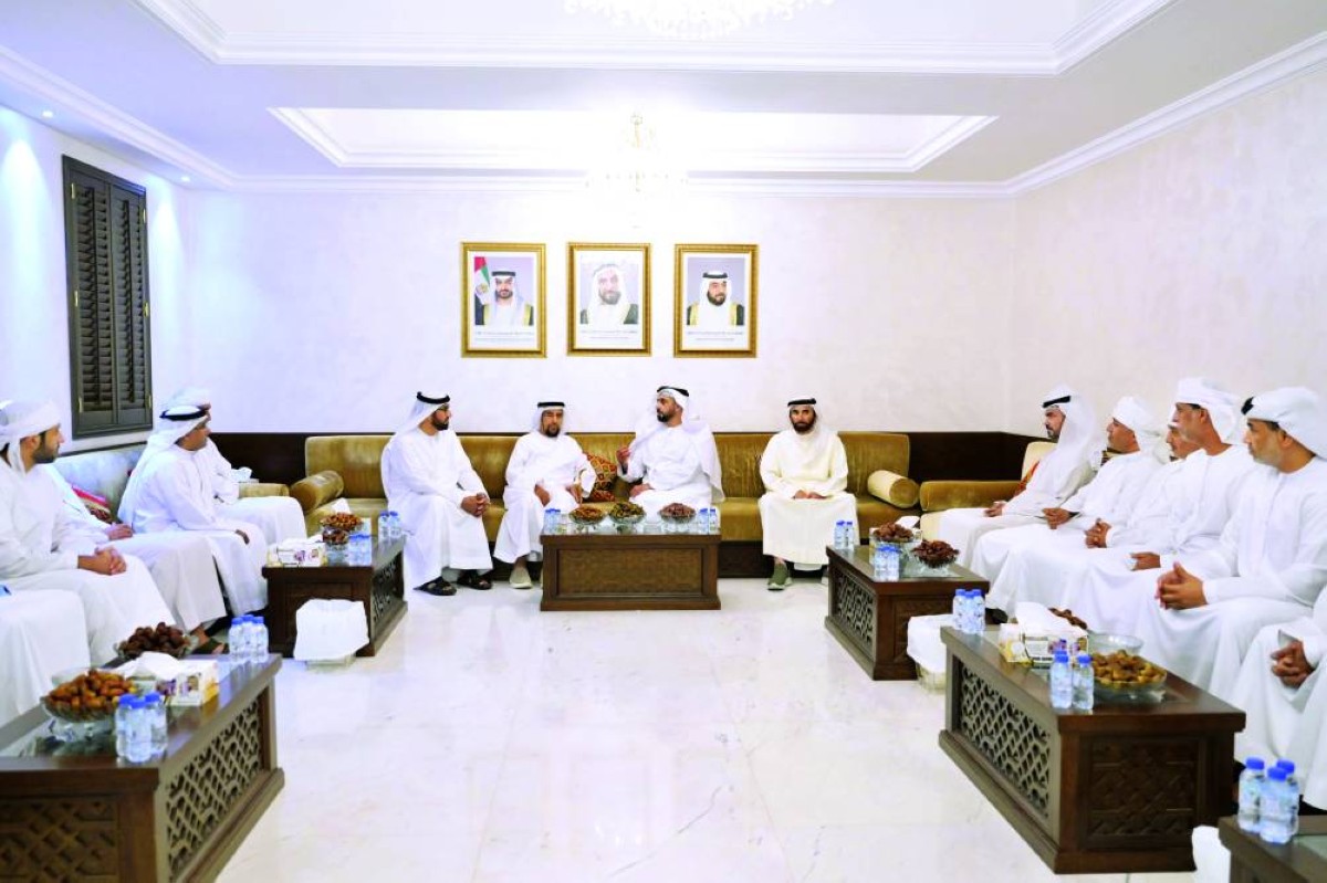 سيف بن زايد خلال تقديم واجب العزاء