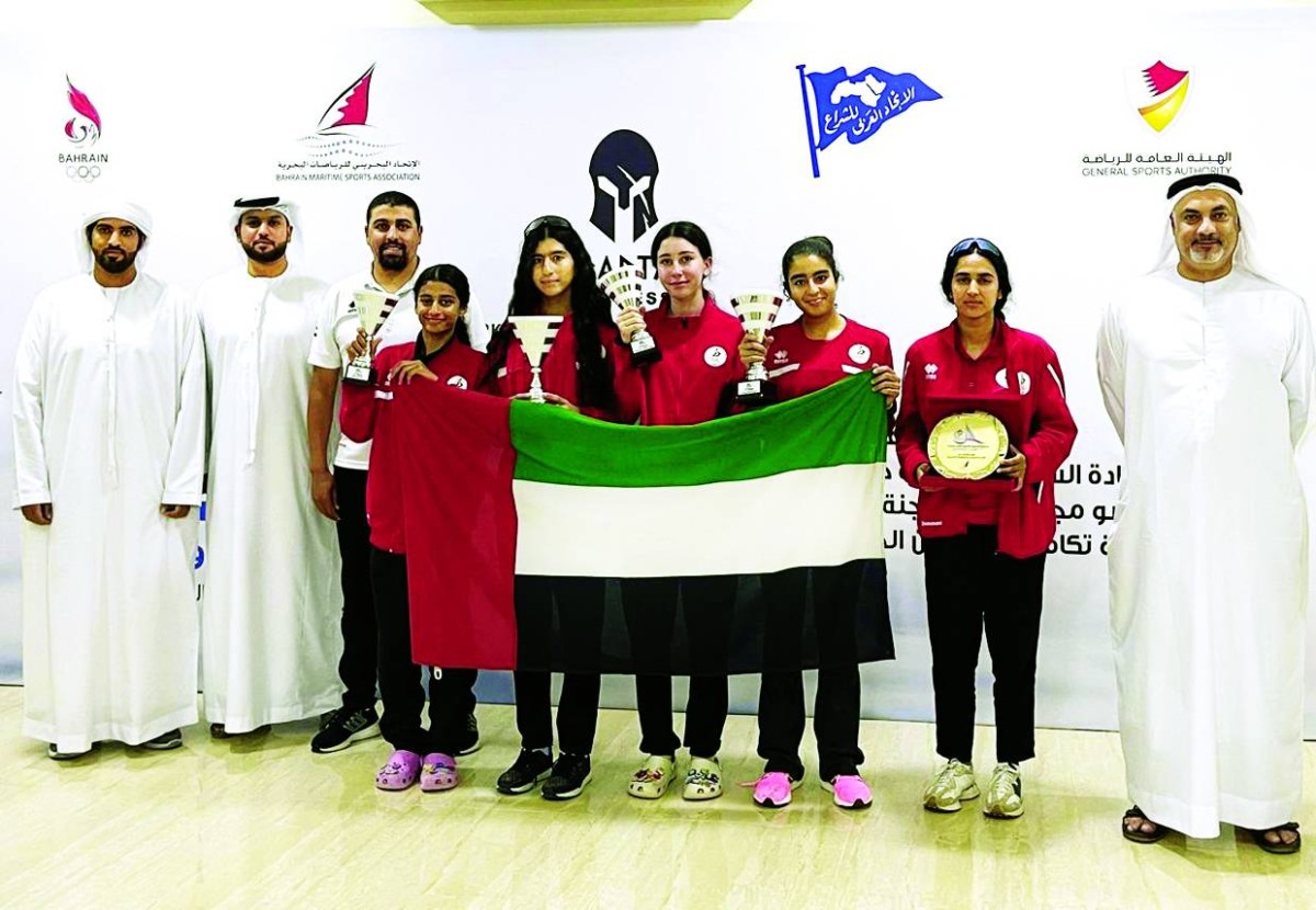 العبيدلي والعويس مع بنات الإمارات بعد التتويج | البيان