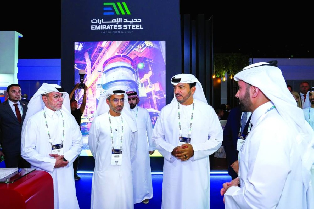 عمر السويدي وسعيد الغافري في جولة على أجنحة الشركات