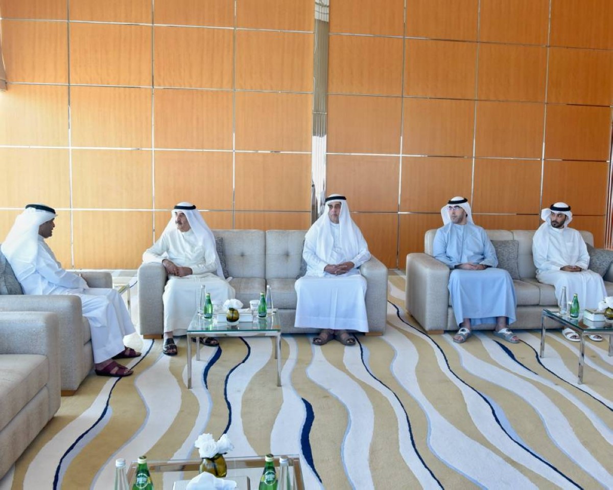 سعود المعلا خلال استقبال علي الذايدي بحضور خالد المعلا وأحمد بن سعود