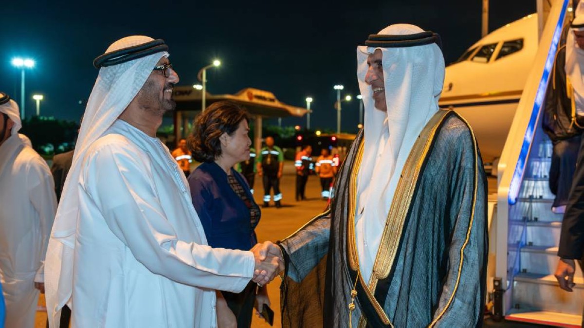 سعود بن صقر لدى وصوله قوانغدونغ وفي استقباله حسين الحمادي