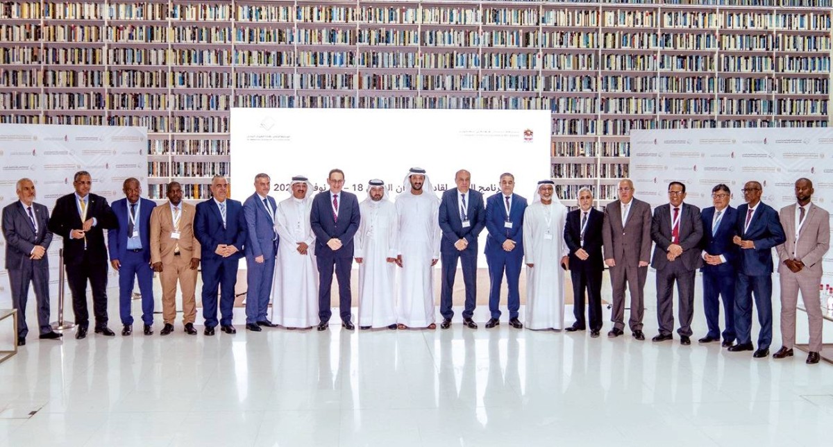 عبد الله بن طوق متوسطاً المشاركين في البرنامج بحضور سيف السويدي
