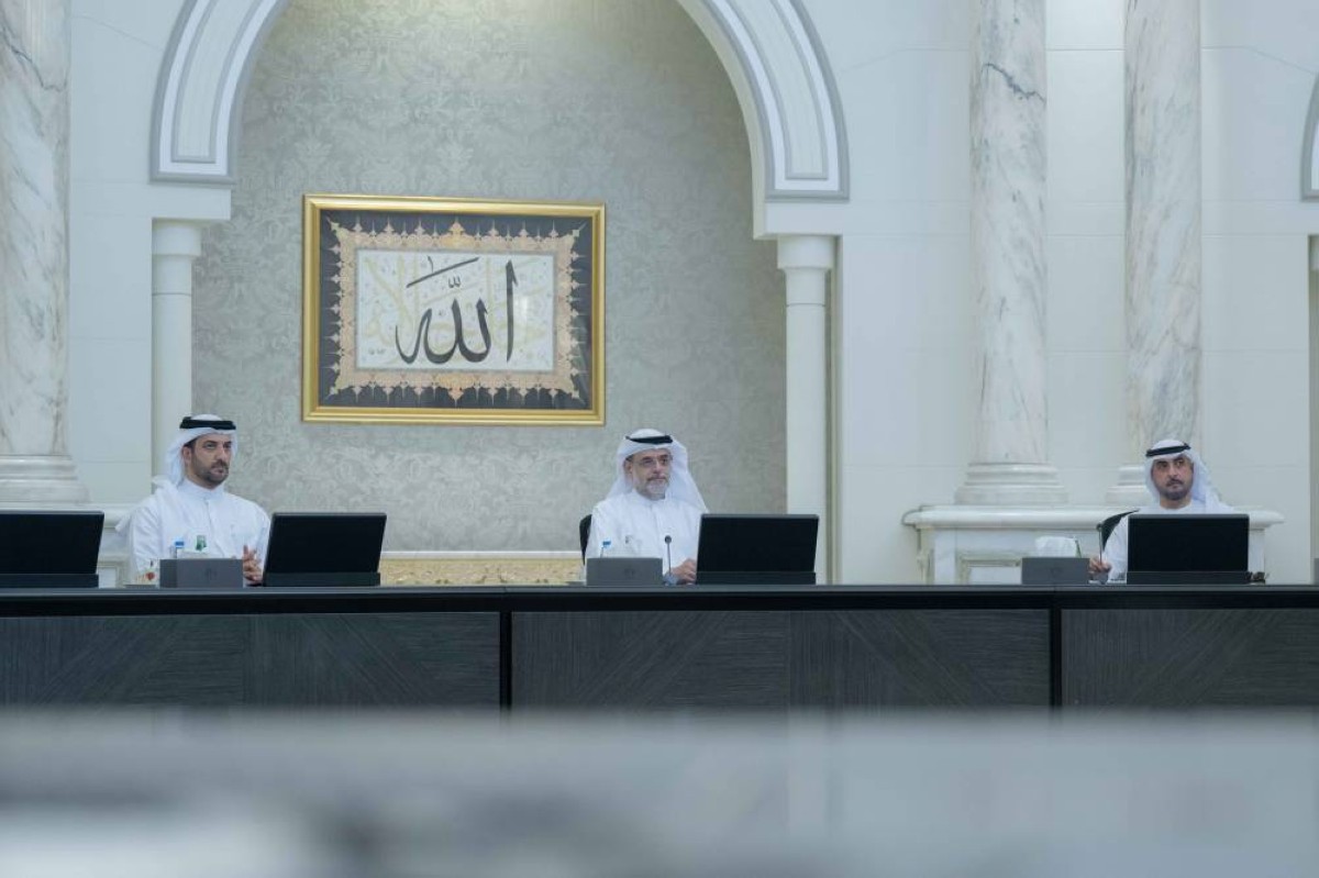 سلطان بن محمد بن سلطان مترئساً الاجتماع بحضور سلطان بن أحمد
