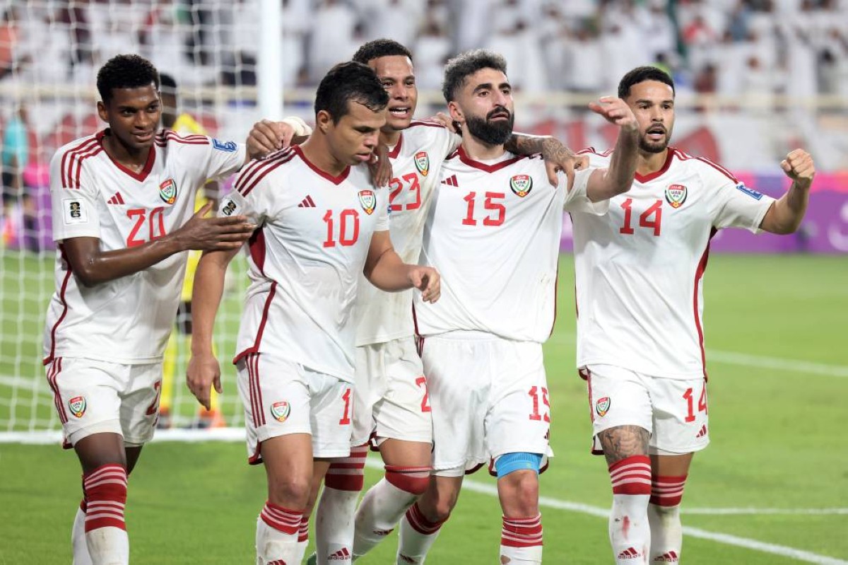 ليما يحتفل مع زملائه بأحد أهدافه «سوبر هاتريك» في العنابي 