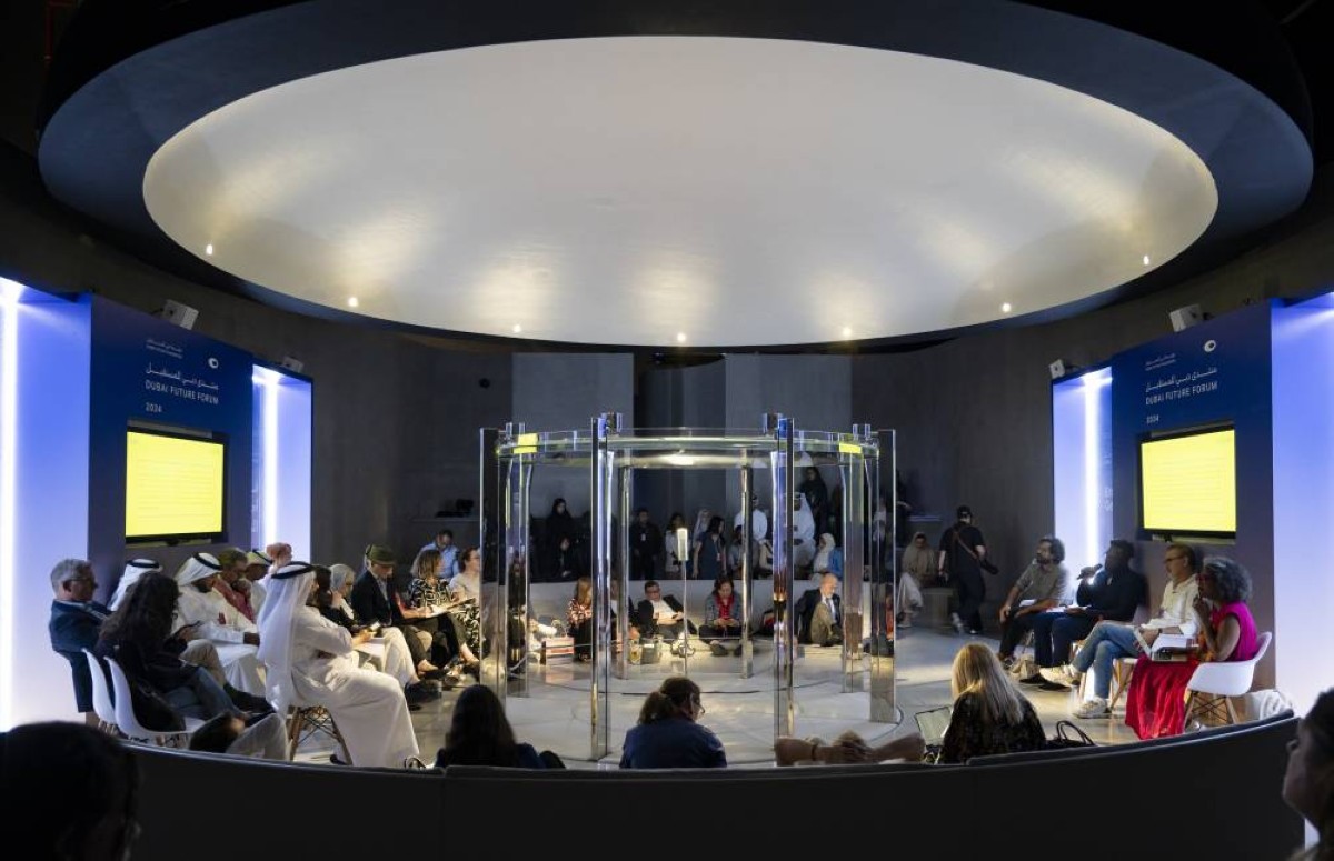 إحدى الجلسات الحوارية حول الطاقات الشابة