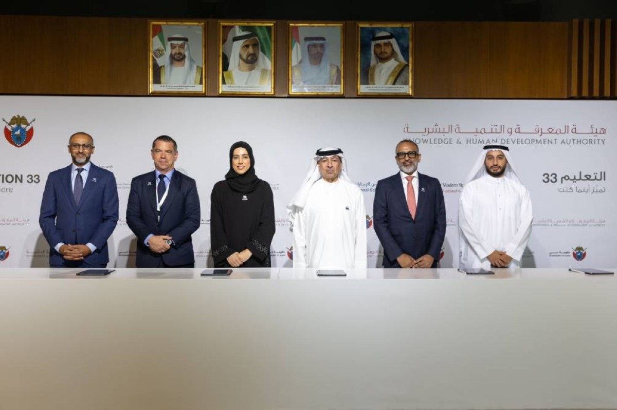 عائشة ميران وأحمد البستكي ومحمد الشامسي وآلان ويليامسون ودينو فاركي وساليش دوشي خلال توقيع الاتفاقية