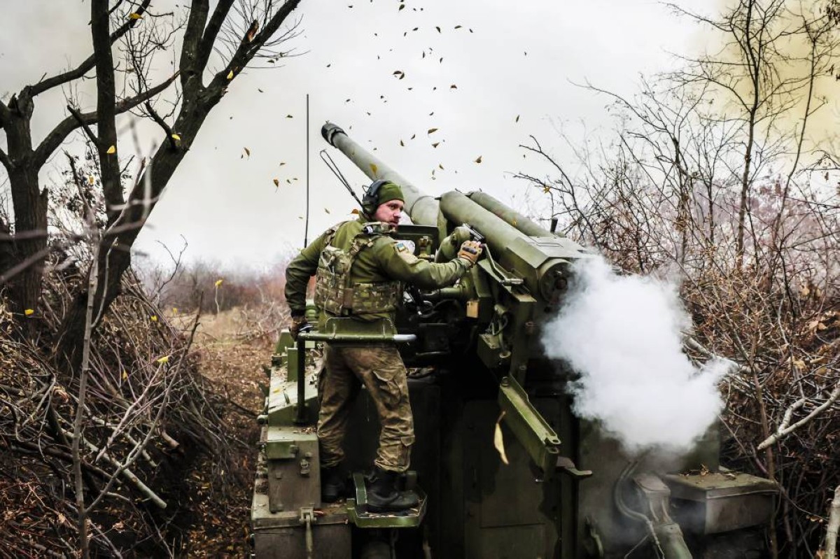 جنود أوكرانيون يطلقون النار من مدفع هاوتزر باتجاه مواقع روسية بالقرب من دونيتسك