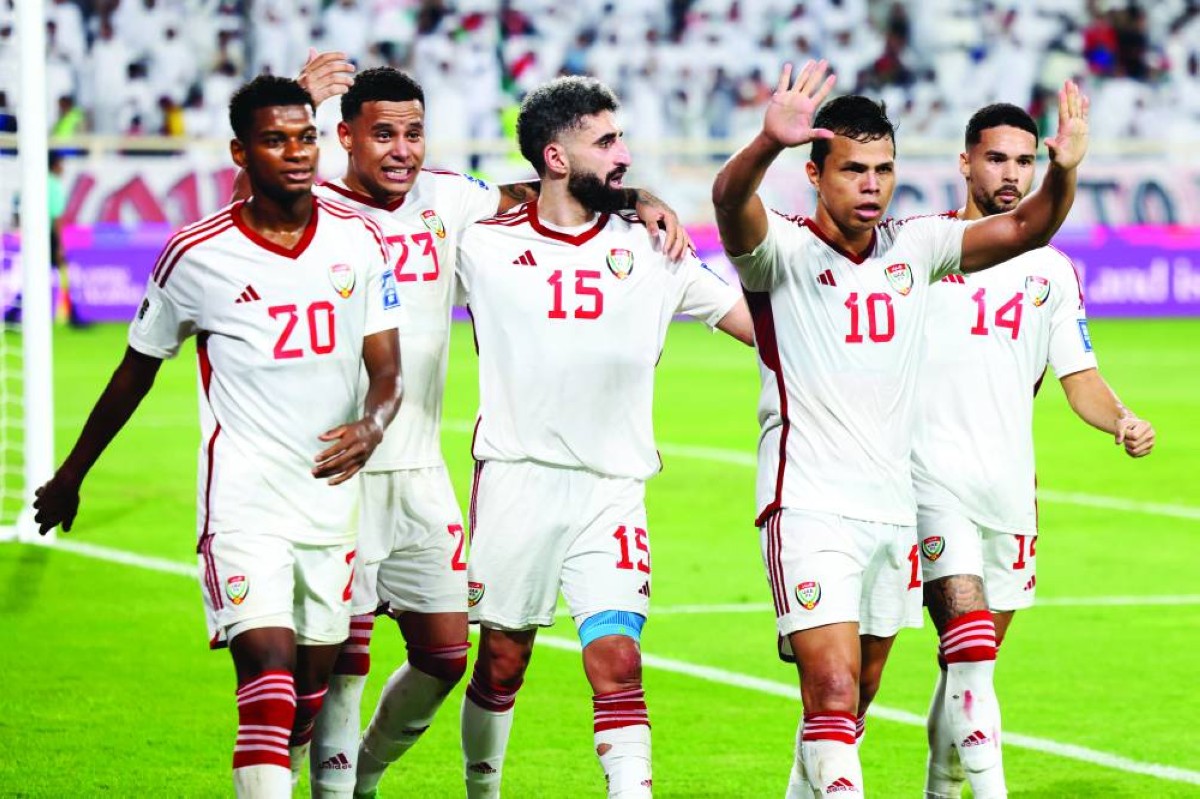 لاعبو منتخبنا الوطني يحتفون بفابيو ليما نجم المباراة