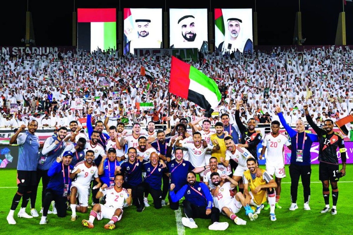 لاعبو منتخبنا الوطني واحتفالية الفوز الكبير على قطر مع الجماهير