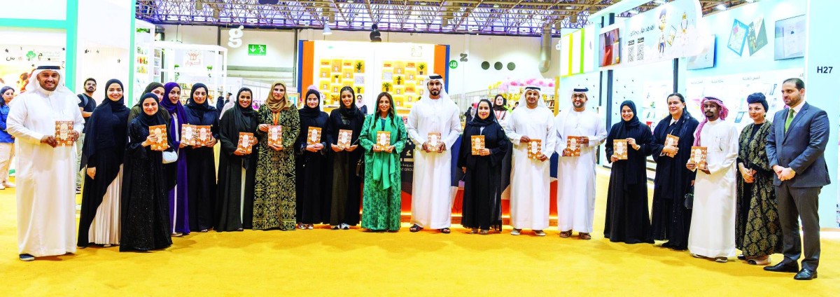 بدور القاسمي خلال الفعالية بحضور مبارك الناخي ومجموعة من المدربين والمشاركين