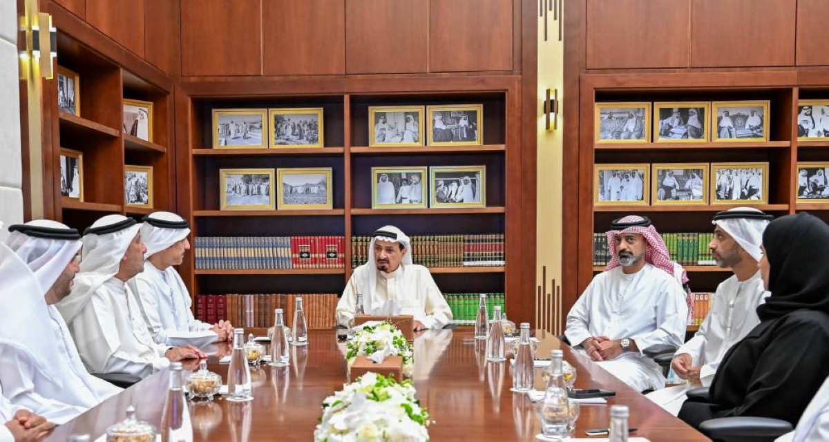حميد النعيمي خلال الاستقبال بحضور عمار وأحمد بن حميد