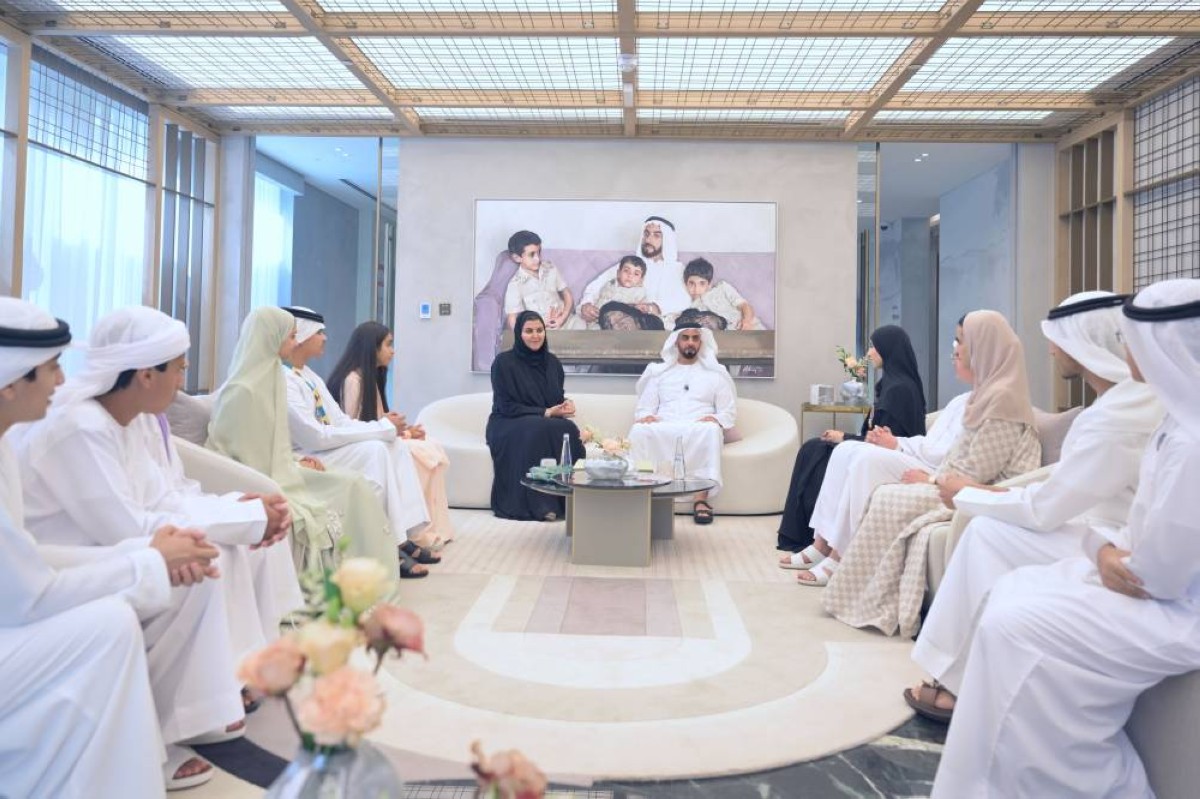 سيف بن زايد خلال الزيارة بحضور الريم الفلاسي