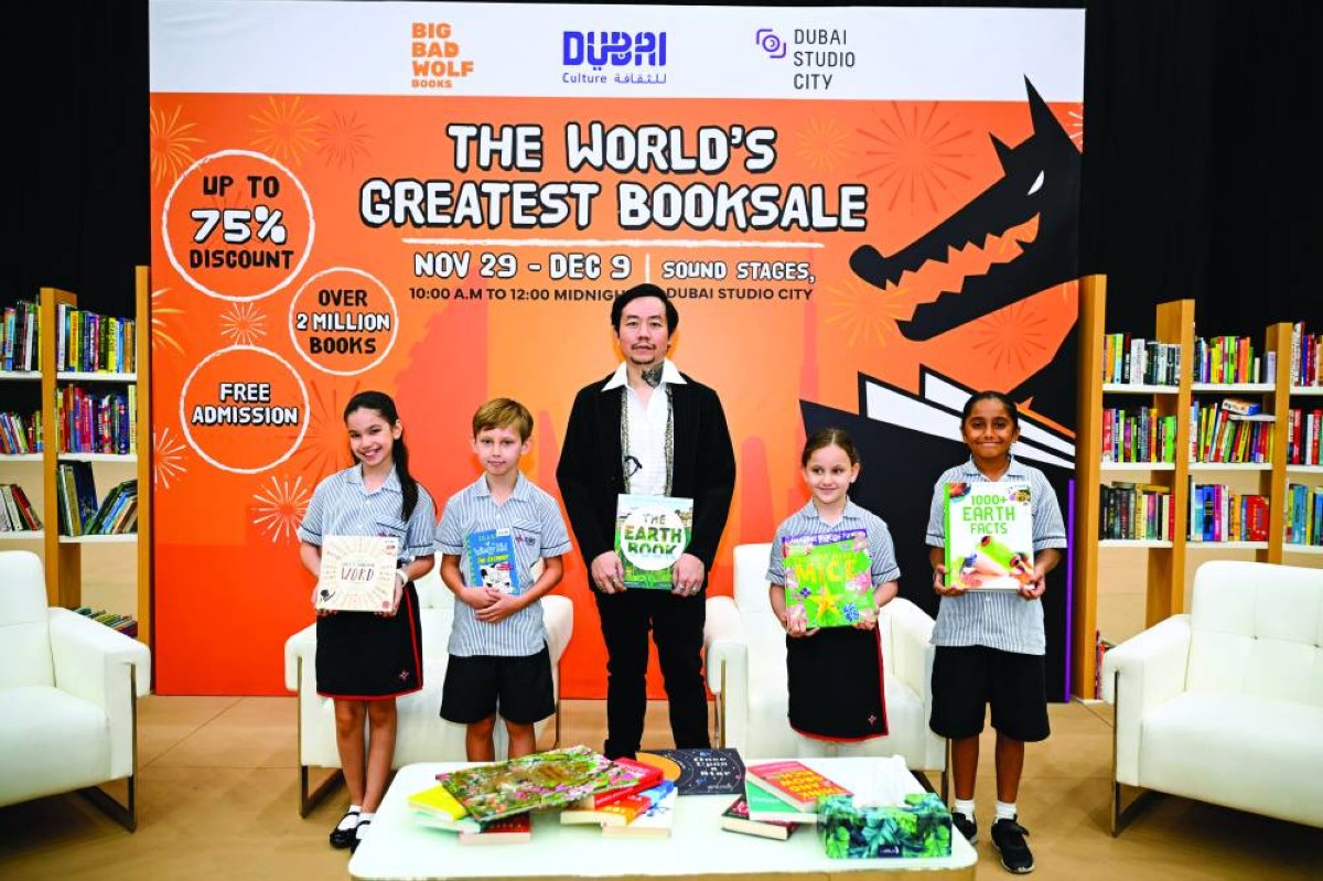 أندرو ياب متوسطاً مجموعة أطفال زودهم المعرض بإصدارات مهمة