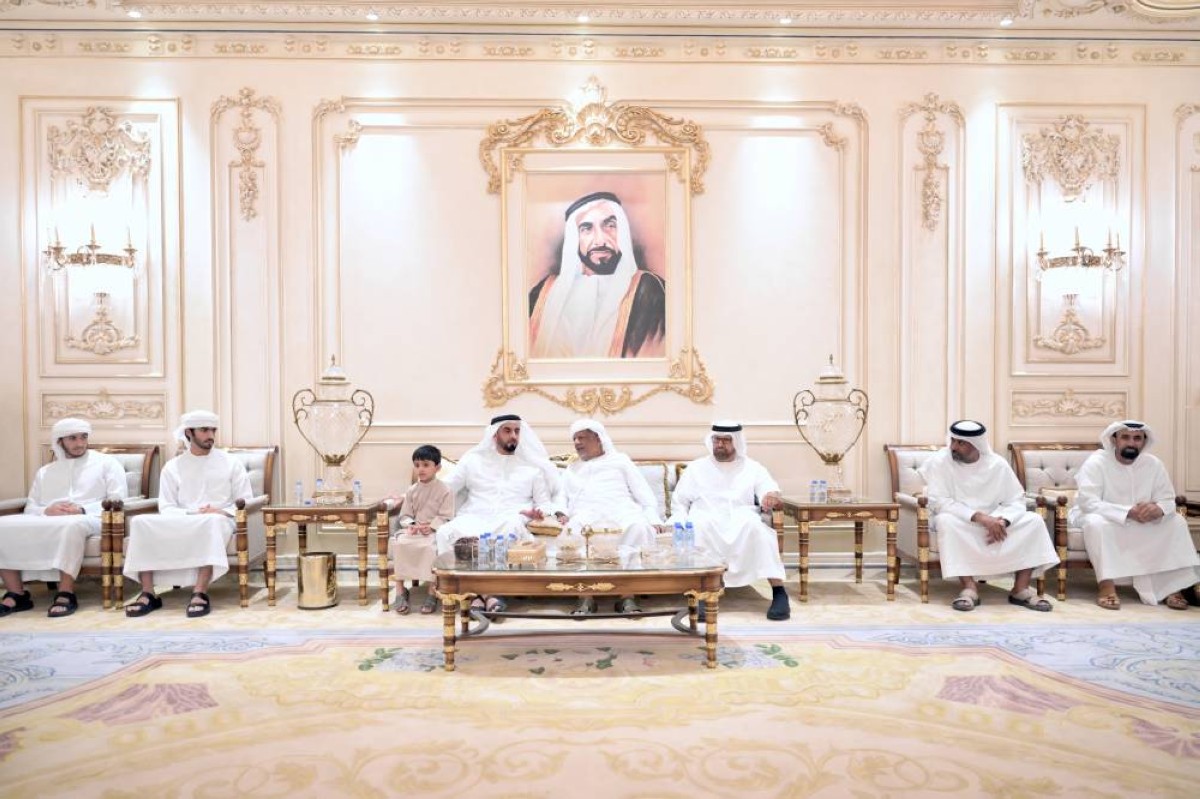 سيف بن زايد خلال تأدية واجب العزاء