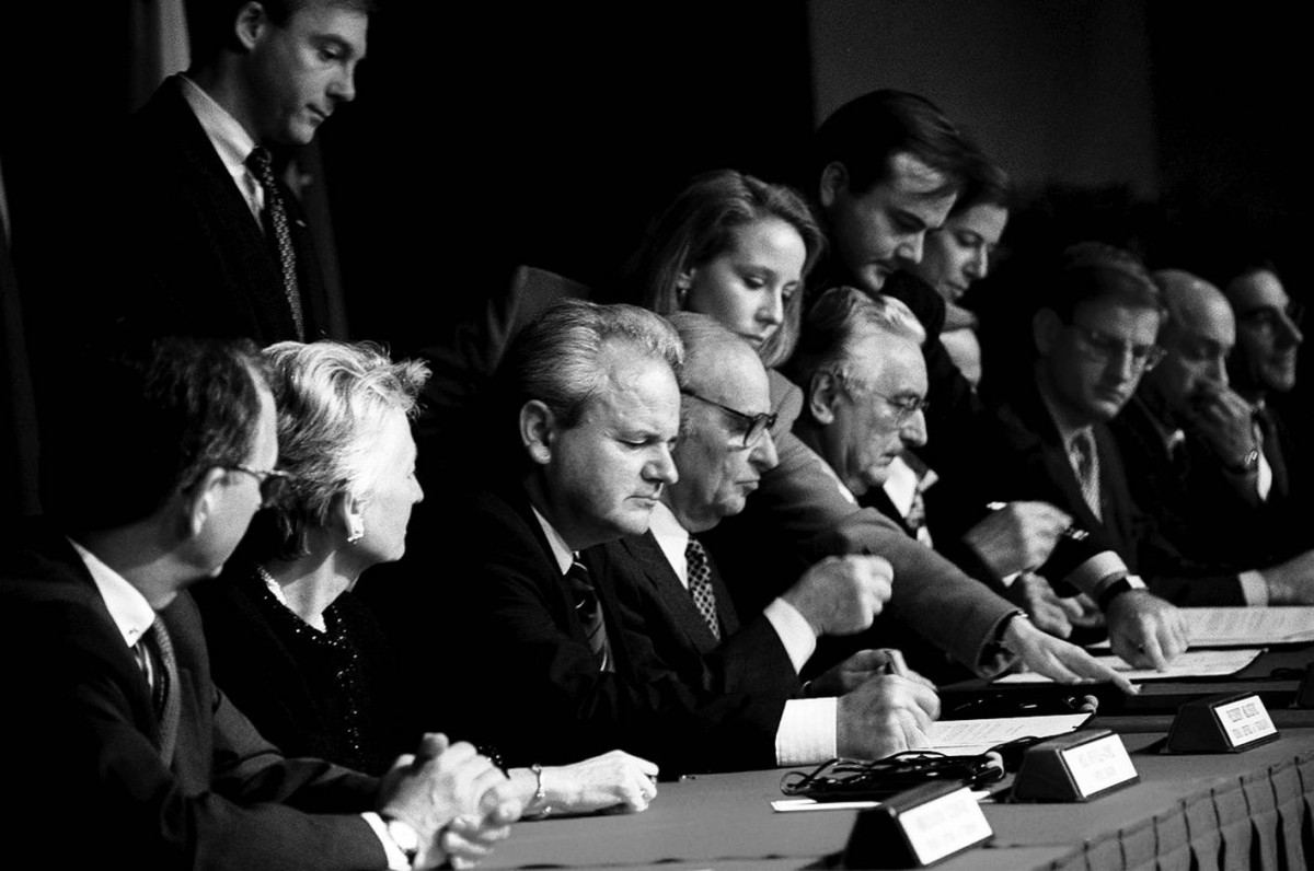 1995 - التوقيع بالأحرف الأولى على «اتفاقية دايتون للسلام» لإنهاء الصراع المسلح في البوسنة والهرسك. 