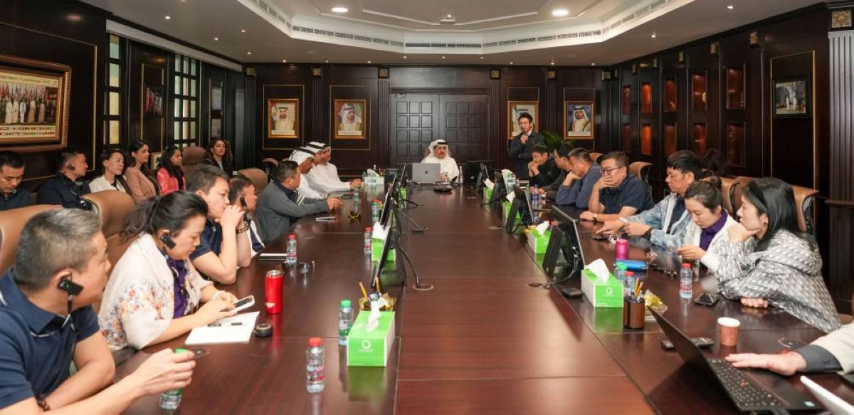 سعيد الطاير خلال الاجتماع مع الوفد الصيني