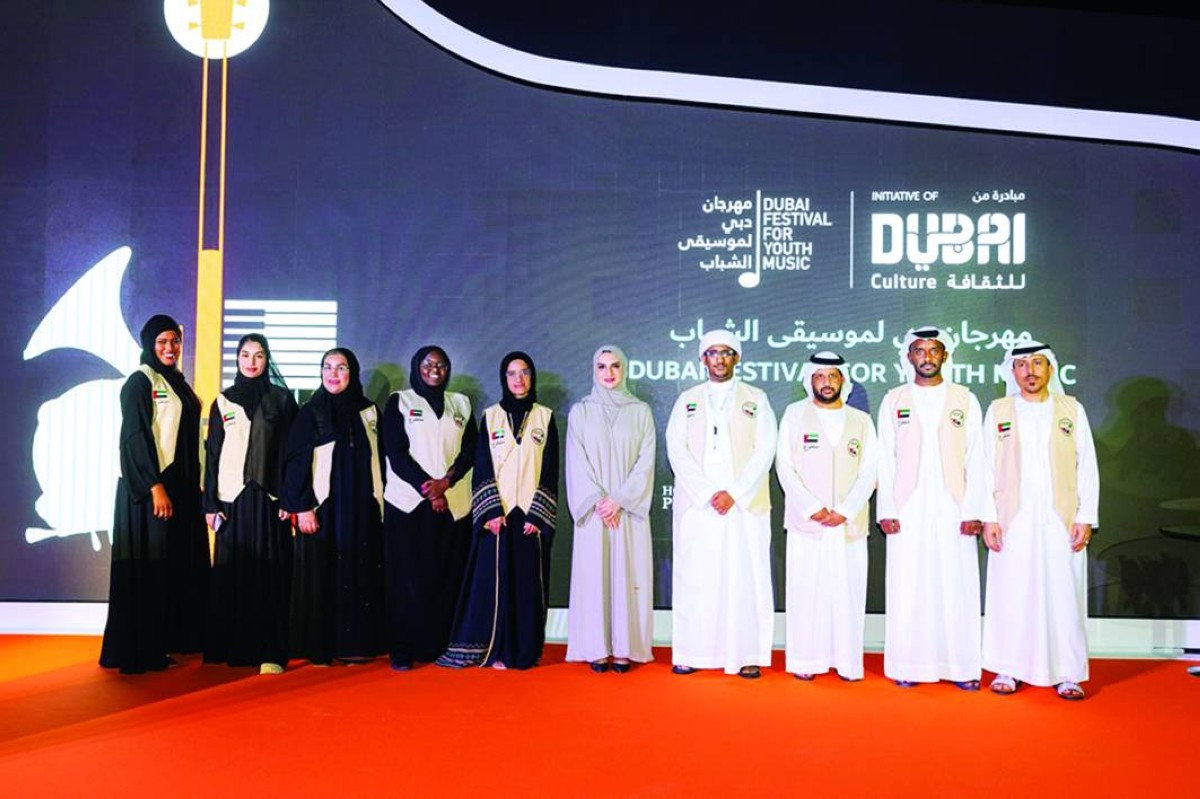 سعادة هالة بدري مع متطوعين نبض الامارات