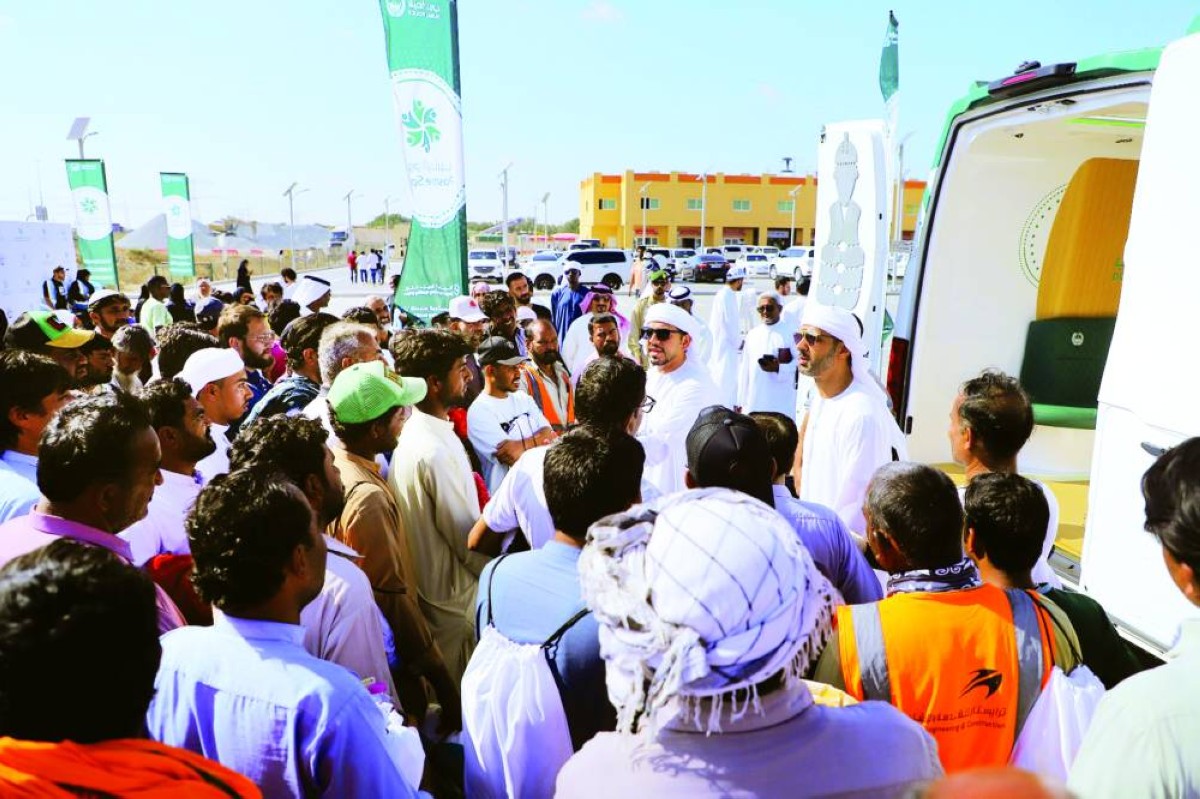 خلال توزيع كسوة الشتاء على العمال