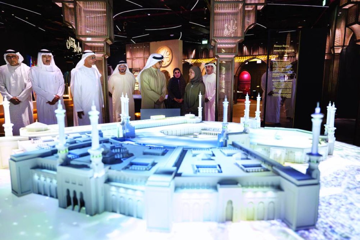 .. وسموه يستمع إلى شرح عن المتحف بحضور أنور قرقاش وأحمد الزعابي