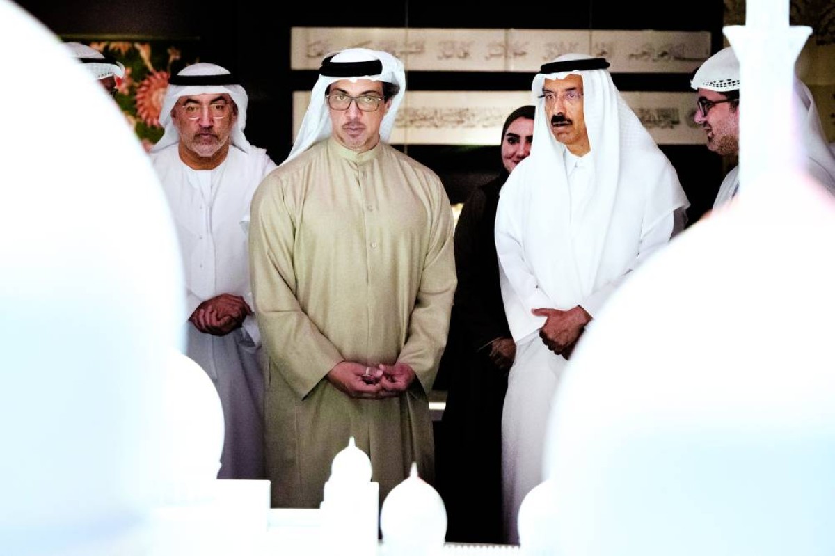 منصور بن زايد متفقداً متحف «نور وسلام» بحضور عبدالرحمن العويس ومحمد المر
