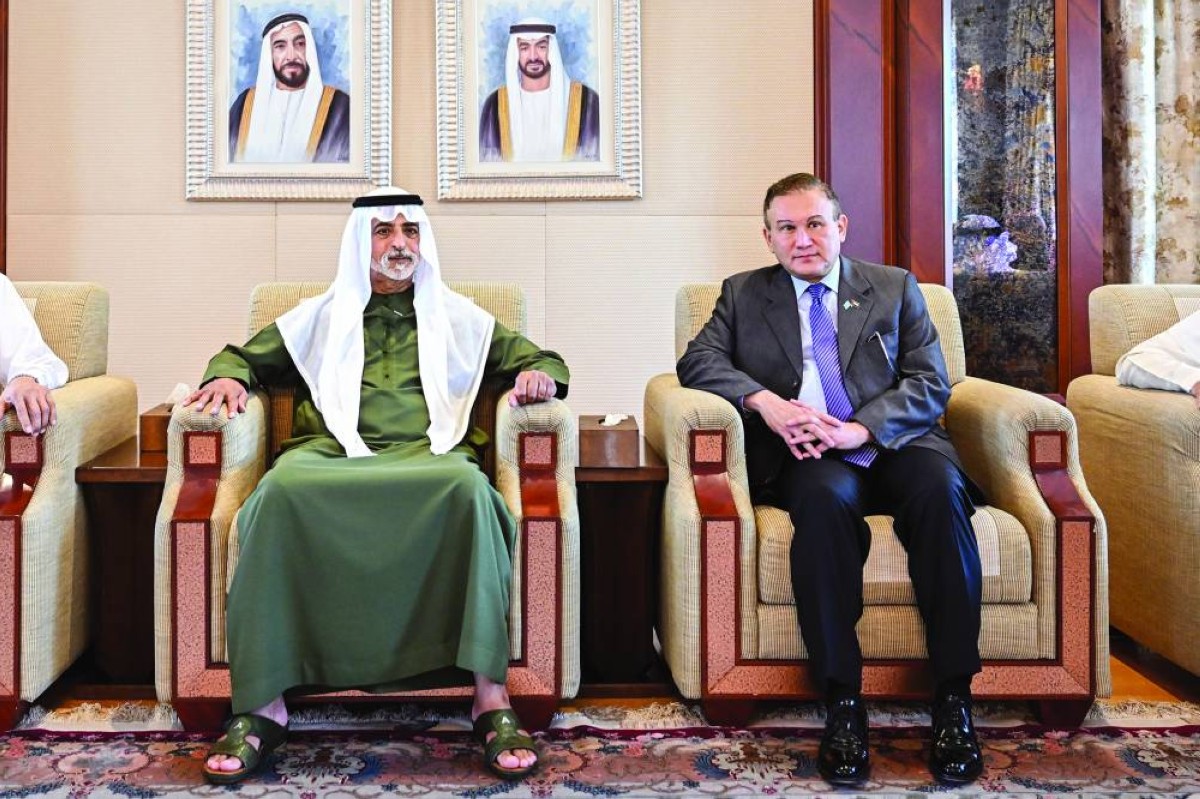 نهيان بن مبارك خلال لقائه سفير كازاخستان لدى دولة الإمارات