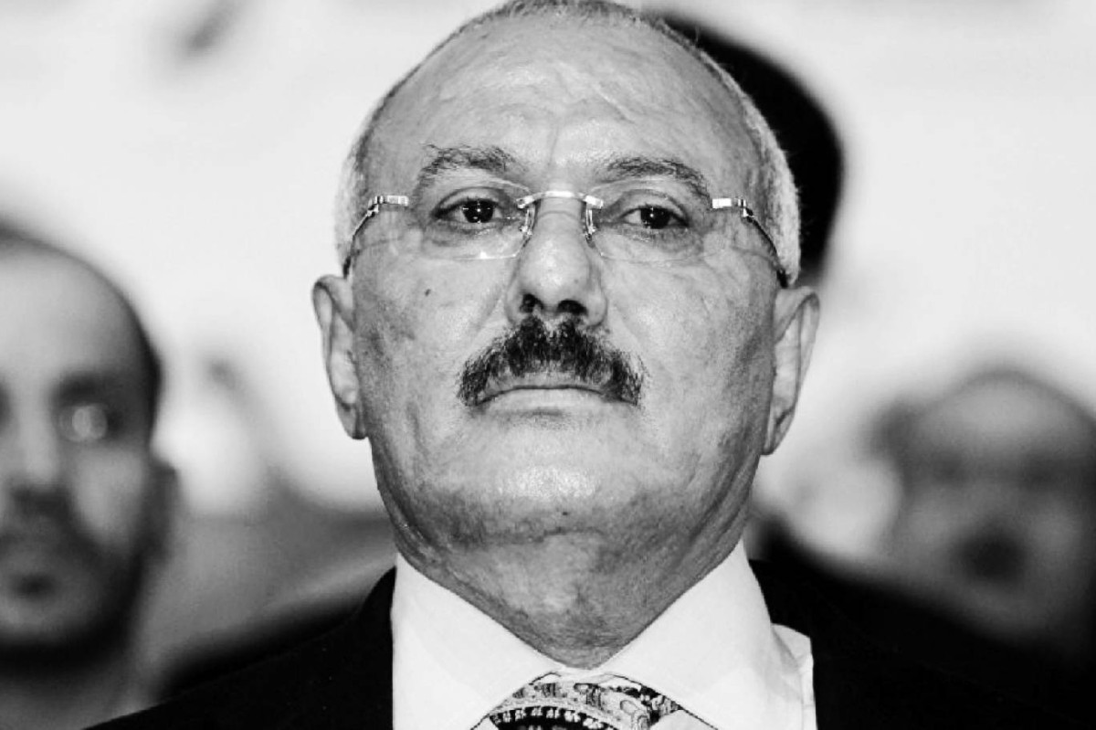 2011 الرئيس اليمني علي عبد الله صالح يوقع على المبادرة الخليجية
