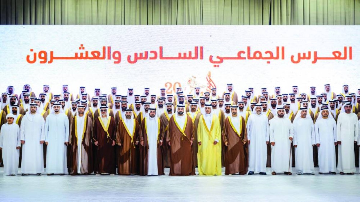 محمد الشرقي متوسطاً العرسان خلال العرس الجماعي الـ26