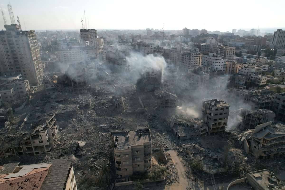 مستشفيات غزة تواجه خطر التوقف عن العمل بسبب نقص الوقود