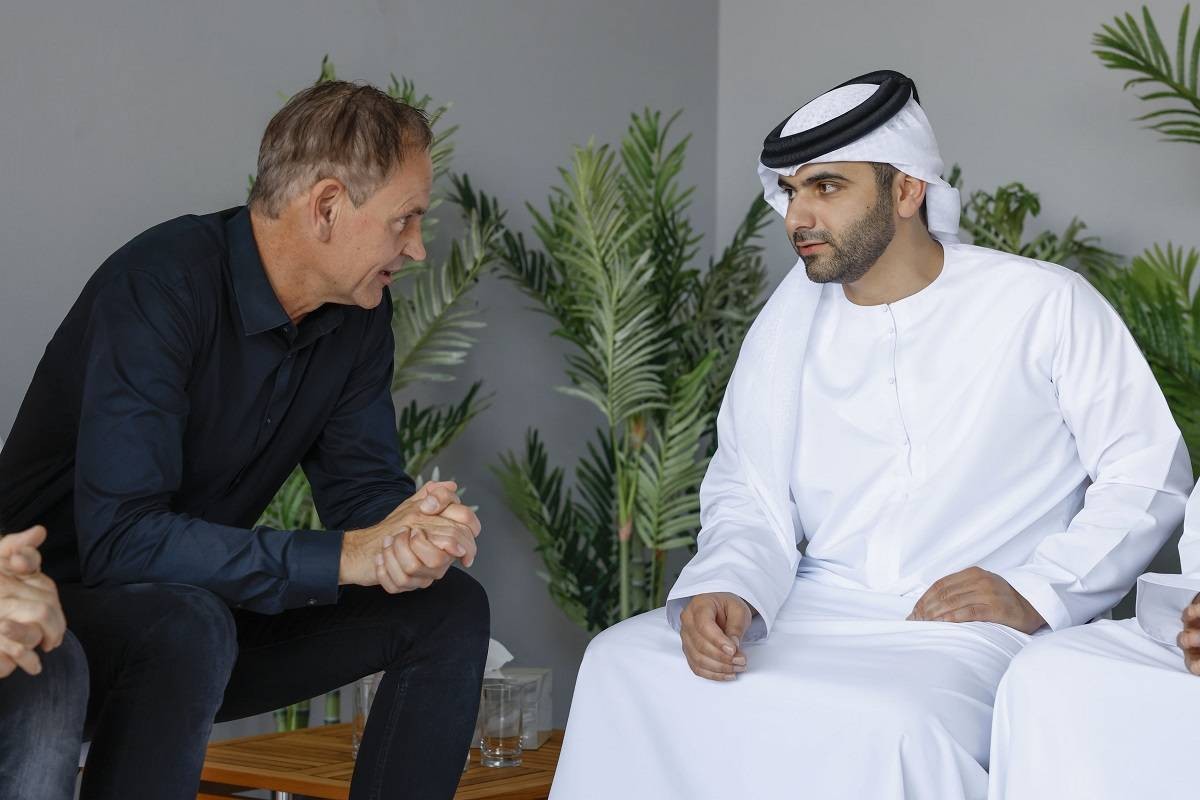 منصور بن محمد خلال لقائه الرئيس التنفيذي لشركة «بورشه»