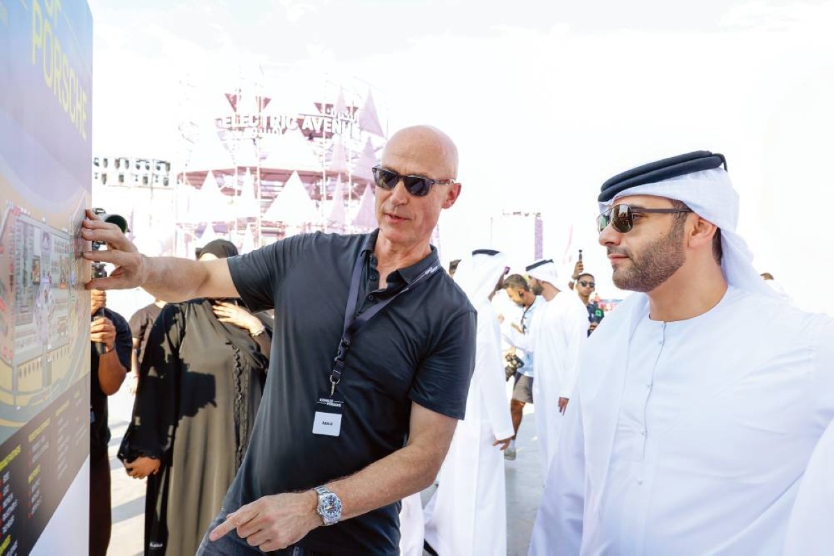 منصور بن محمد يتابع شرحاً حول الشركة من أحد مسؤوليها