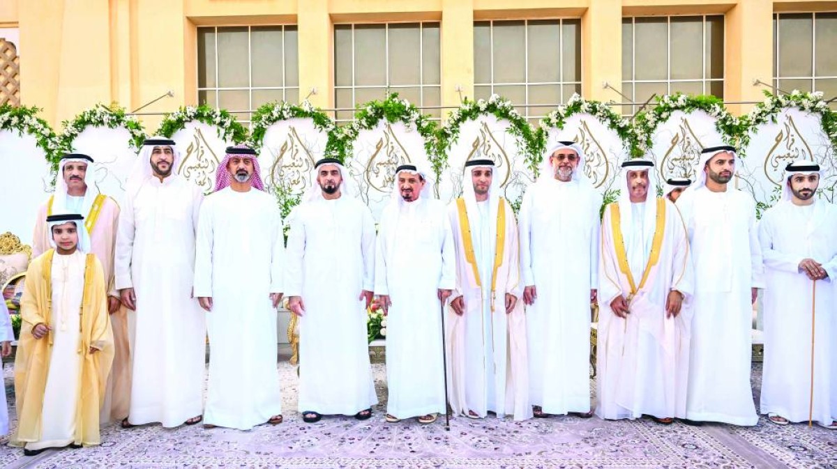 حميد النعيمي خلال حفل الاستقبال بحضور سلطان بن محمد بن سلطان وعمار النعيمي ومحمد بن سعود وسيف بن زايد وسلطان النعيمي ومحمد النعيمي والعريس عبد العزيز 