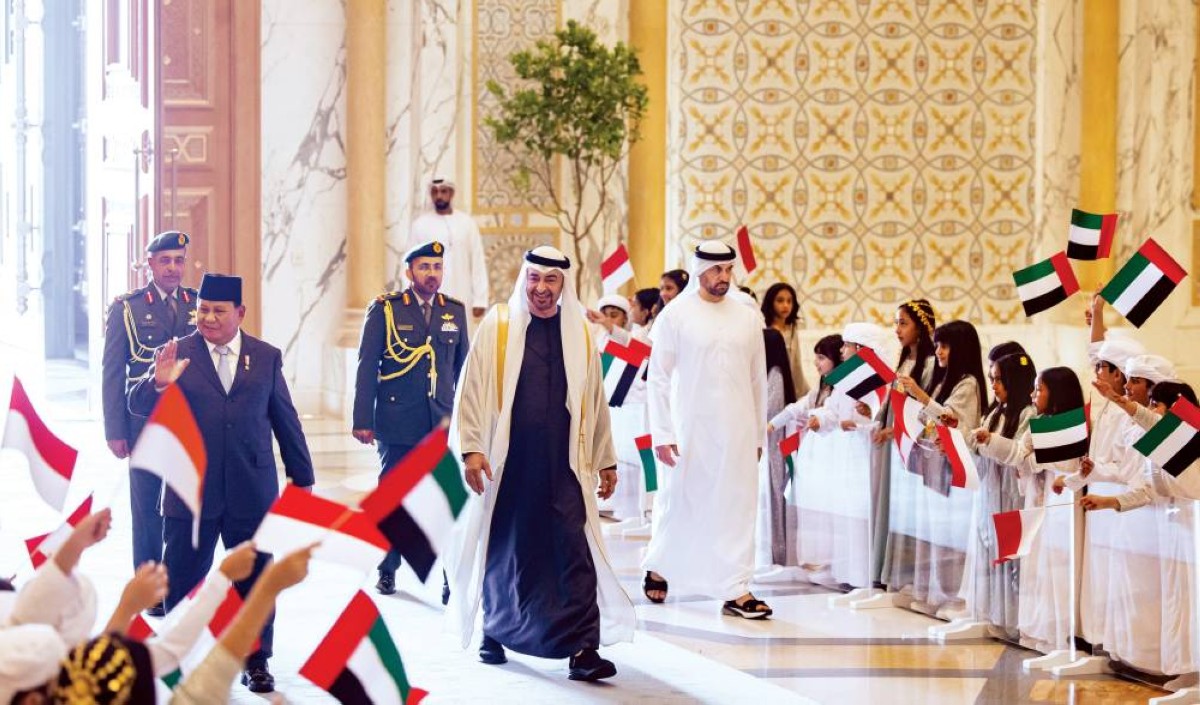  محمد بن زايد خلال استقباله برابوو سوبيانتو في قصر الوطن بأبوظبي 