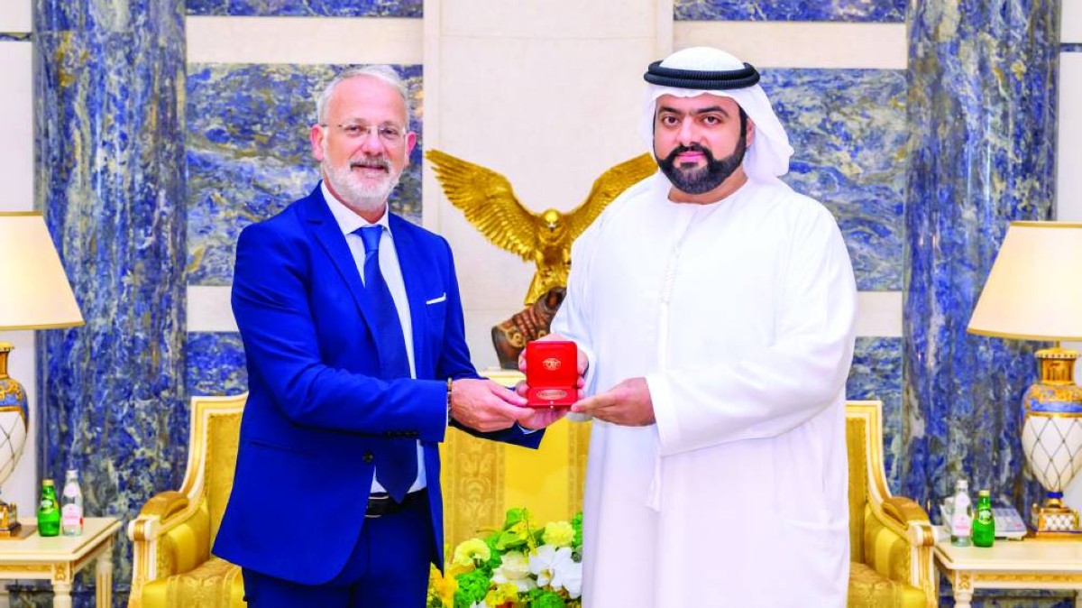 محمد الشرقي متسلماً الوسام من باولو بونزيو تقديراً لإسهاماته بالفلسفة والتنمية الثقافية
