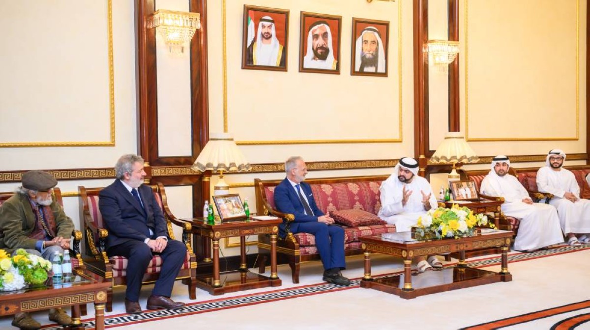 محمد الشرقي خلال استقباله ضيوف المؤتمر بحضور راشد الشرقي