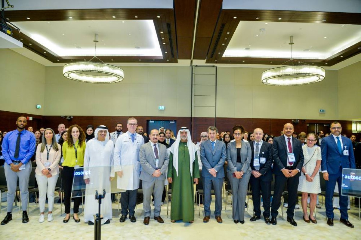 نهيان بن مبارك متوسطاً المشاركين في المؤتمر الطبي