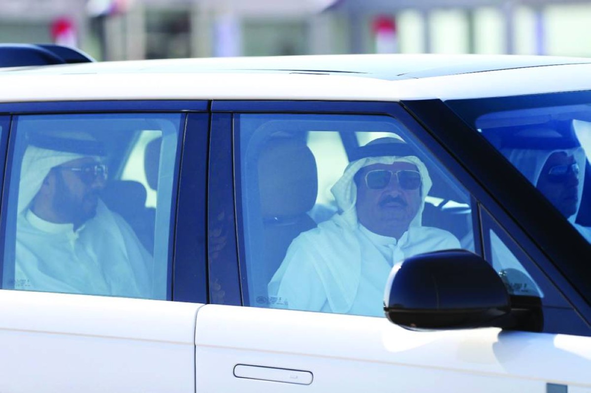 سلطان بن حمدان خلال متابعته المنافسات 
